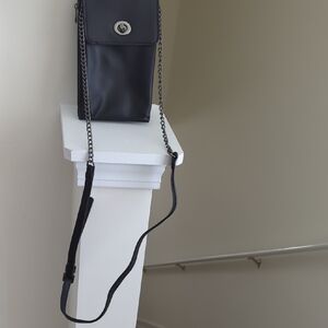 Ecosusi Compact Black Crossbody Bag with Snap Closure